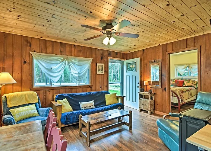 Pet-Friendly Charlevoix Cabin Walk To Lakefront!